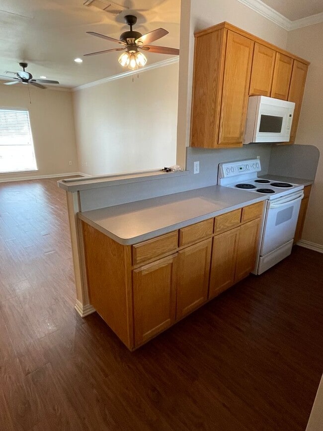 Building Photo - 2 BEDROOM TOWNHOME
