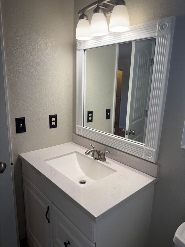 Building Photo - Updated 3-bedroom, 2-bathroom house in desirable Thurston neighborhood!