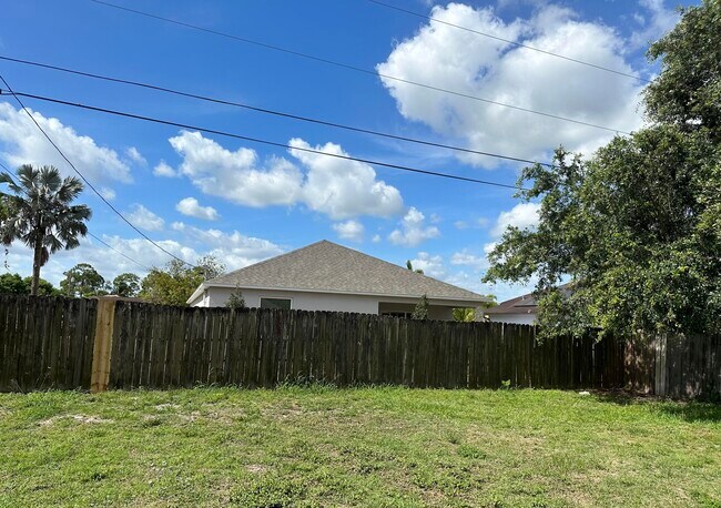 Building Photo - 1540 SW Birkey Ave
