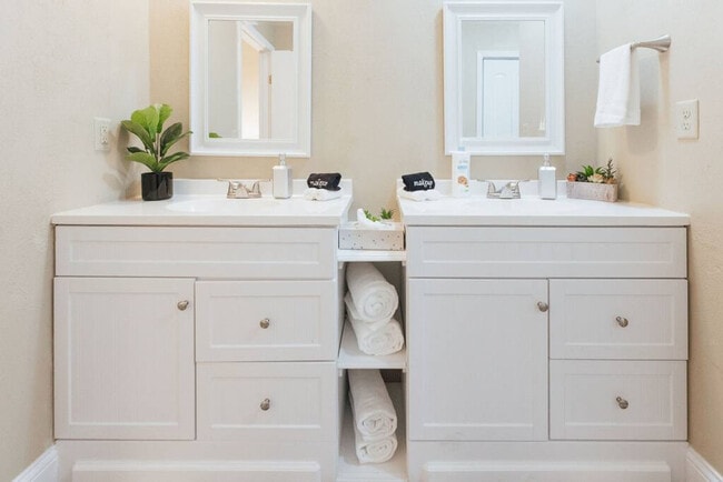 Building Photo - 722 Liberty Bell Blvd