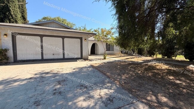 Building Photo - 4 bed/2 Bath - Available now