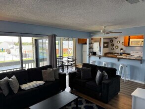 Building Photo - "Coastal Comfort Awaits: Spacious 2-Bed, 2...