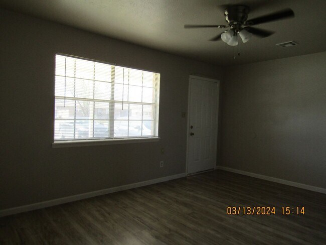 Building Photo - Freshly Painted/New Flooring Home!! Pets N...