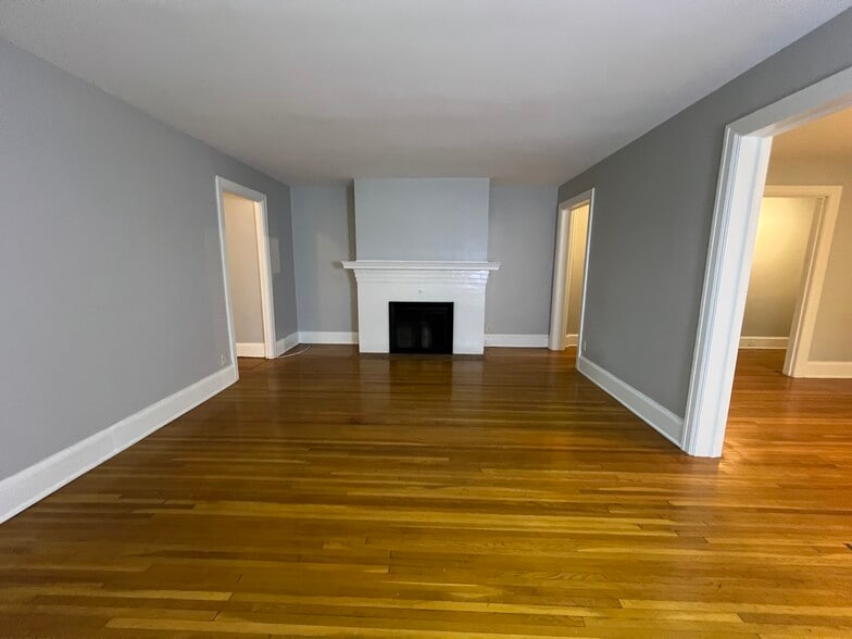 2RD, 1.5BA - 1300SF - Living Room - Windsor Apartments