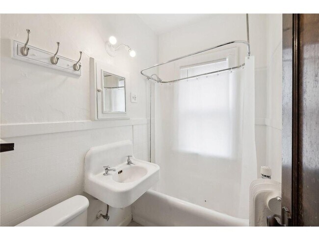 Building Photo - 1910 1st Ave S