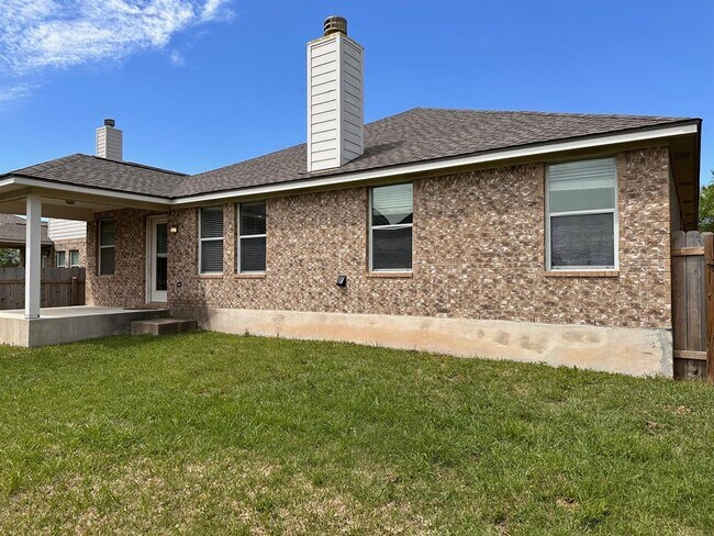 Building Photo - 15008 Fernhill Dr