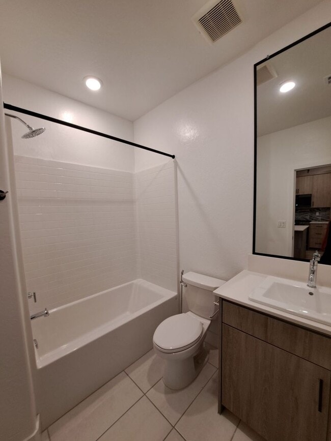 Building Photo - Fresno 3BR Pet-Friendly Townhouse with Community Amenities!