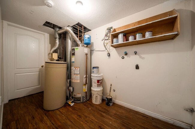 Building Photo - Spacious Sandy Rambler w 2 car attached