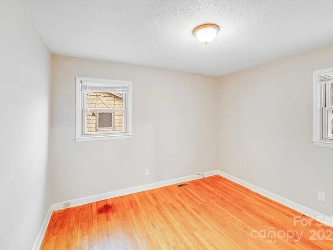 Building Photo - 712 Stevens St