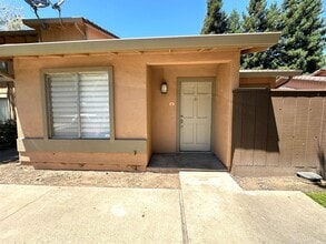 Building Photo - Conveniently located condo in Modesto