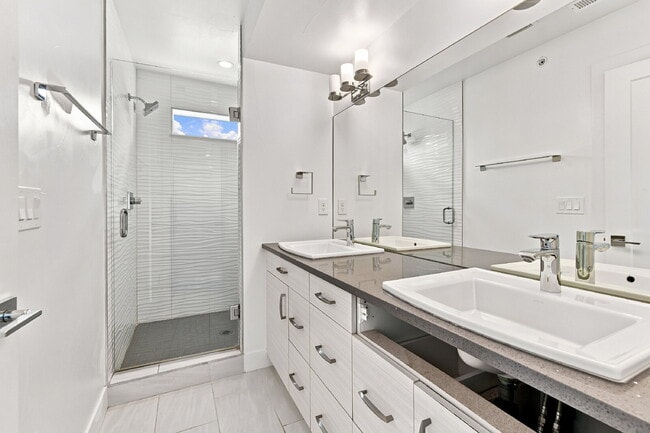 Building Photo - $3,640.95 with $300 Off the first month's rent, 2 Bed, 2.5 Bath Townhome in Denver with Rooftop P...