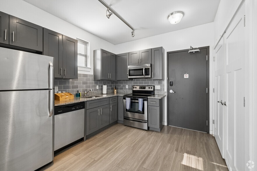 B2 2BR, 2BA - 900SF - Kitchen - Midtown Place