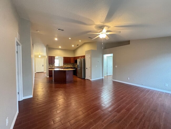 Building Photo - Spacious 4 Bedroom / 3 Bathroom Home in Davenport