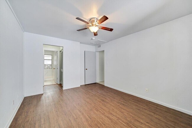 Building Photo - 1129 W San Antonio St