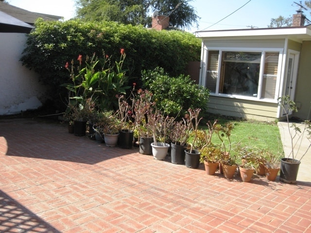 Building Photo - Beautiful home with large Den, hardwood floors, grassy backyard and dettached 2 car garage.