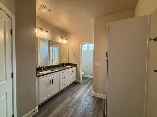 Building Photo - SANDHOLLOW TOWNHOME FOR RENT!