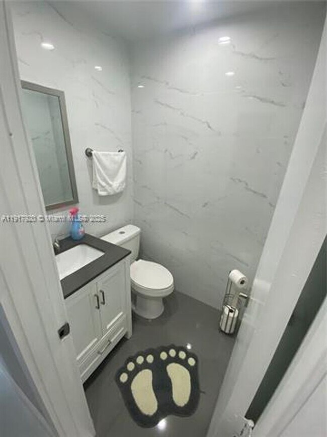 Building Photo - 7010 SW 144th Pl