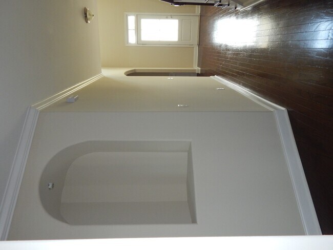 Building Photo - Spacious 6 bedroom, 4 bathroom home!