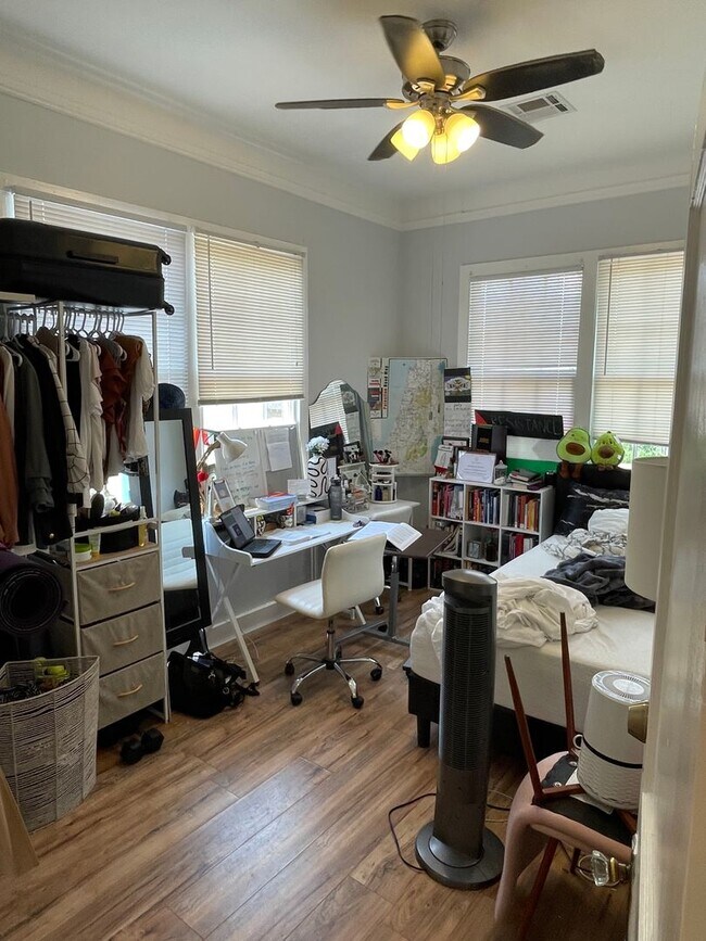 Building Photo - Gorgeous 3BD Apartment above commercial space ON MAPLE ST