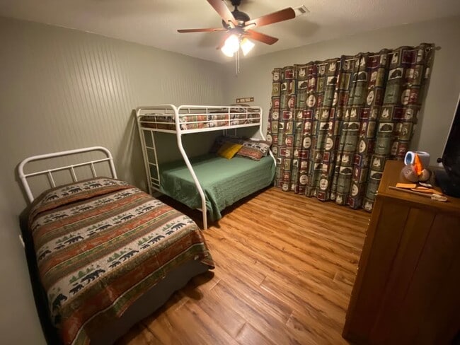 bunk beds available in 2nd bedroom - 601 Dave Creek Pky