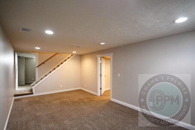 Building Photo - Fully updated 5 bd/ 2 Ba Home