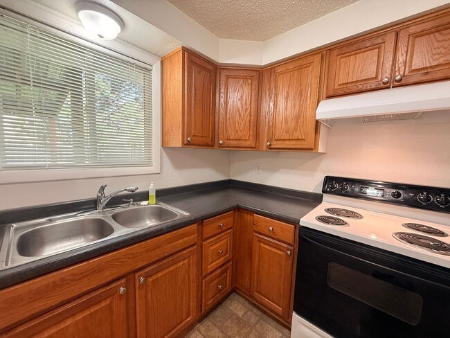 Building Photo - 1593 Skyline Way S