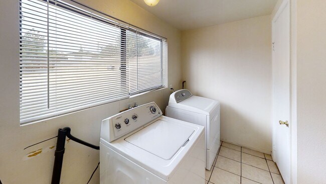 Building Photo - 6BD/4BA, Near Ralph's!! (Lease out, pendin...