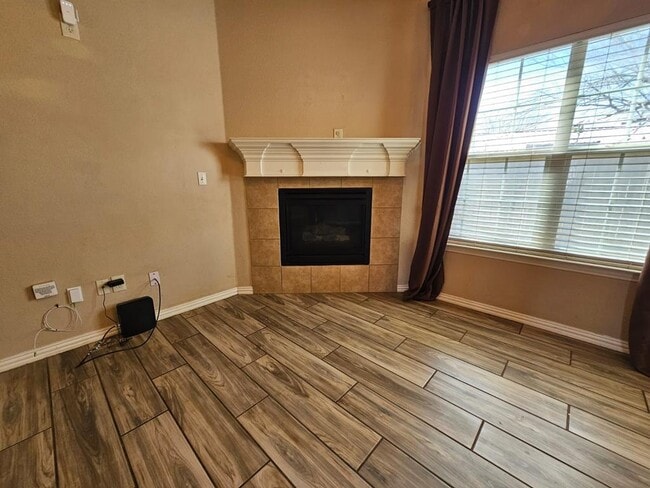 Building Photo - 607 NE Ave E Pl