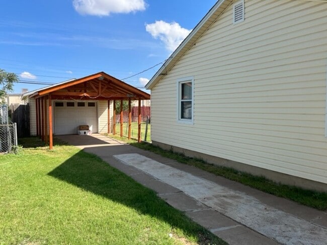 Building Photo - 3411 NE 22nd Ave