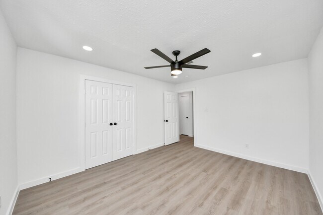 Building Photo - 2911 Meadowgrass Ln