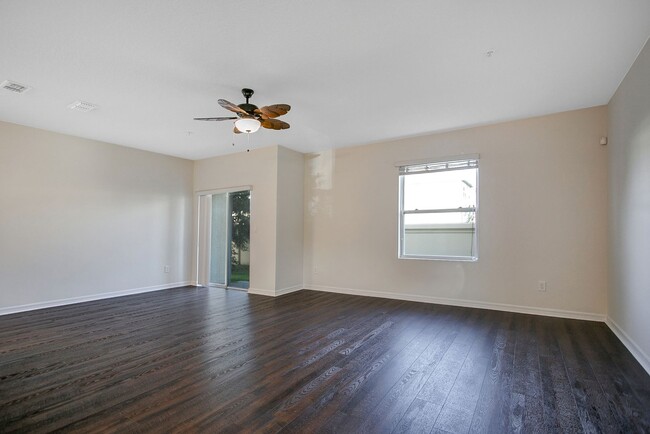 Building Photo - Spacious 3-Bdrm Townhome in Orlando's Gate...