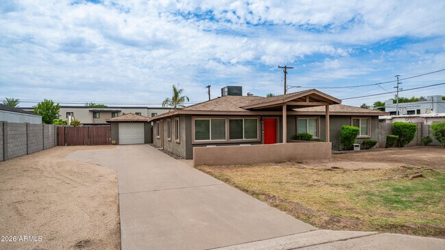Building Photo - 717 E Palmaire Ave