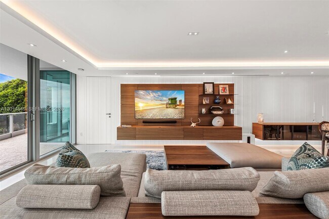 Building Photo - 2627 S Bayshore Dr