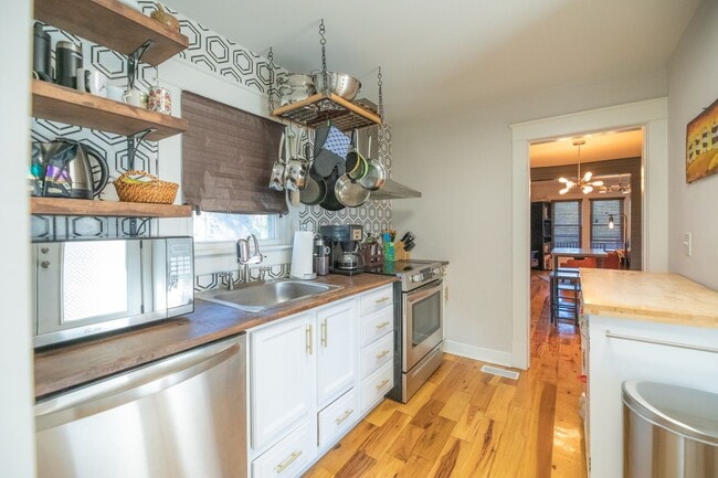 Building Photo - 2 bedroom 2 bath Madison cottage