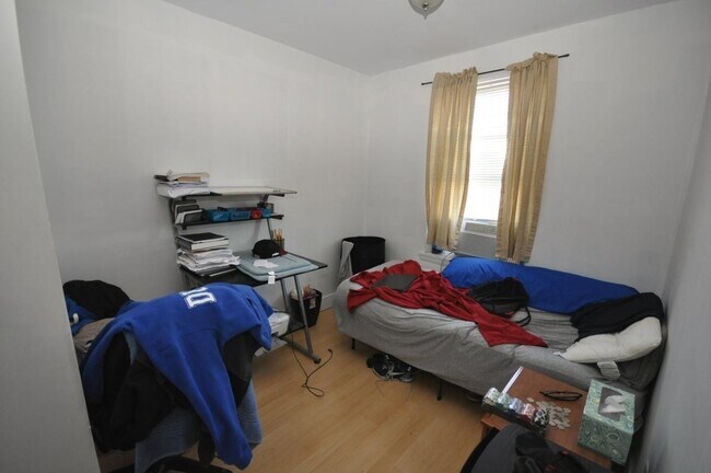 Building Photo - Three Bedroom and One bathroom apartment