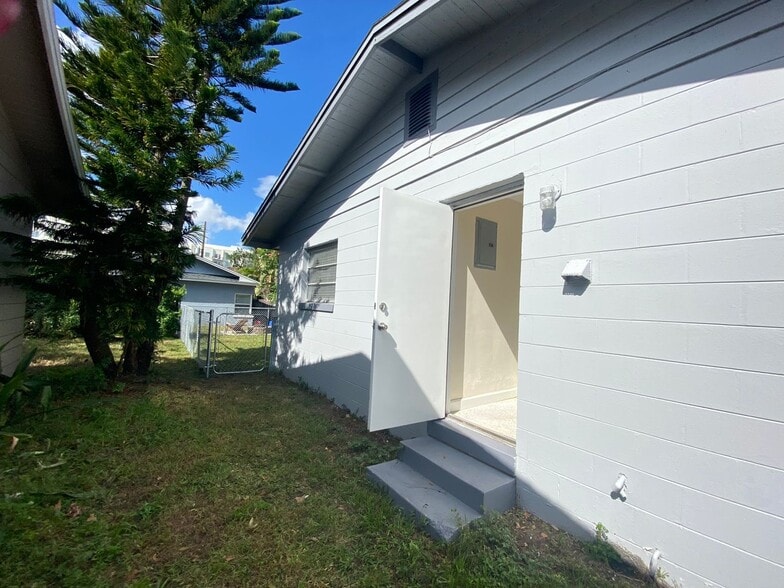 Building Photo - Enjoy Downtown living in this 2/1 Duplex!!