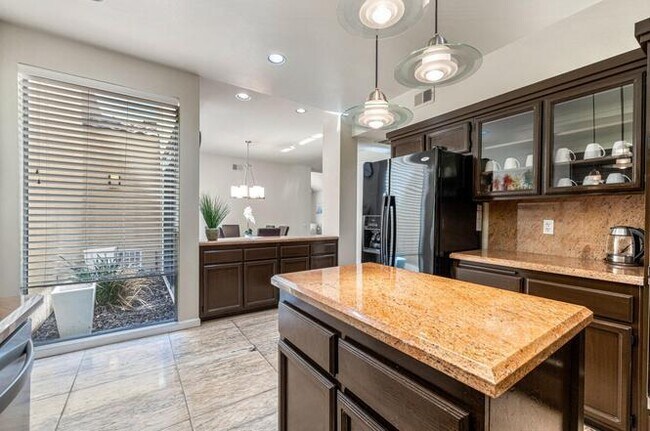 Building Photo - 142 Lakeshore Dr