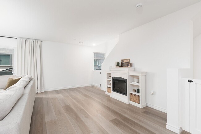 Building Photo - Newer townhome in the NW