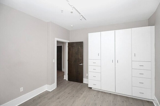 Building Photo - Industrial Corner 2BD/2BA Condo at Steelhaus in Plaza Midwood!