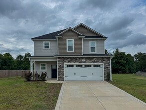 Building Photo - Beautiful 3 Bed 2.5 Bath Home in Raeford