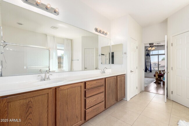 Building Photo - 252 W Blue Lagoon Dr