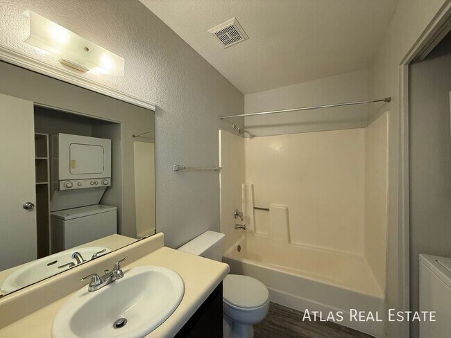 Building Photo - 465 W Ivyglen St