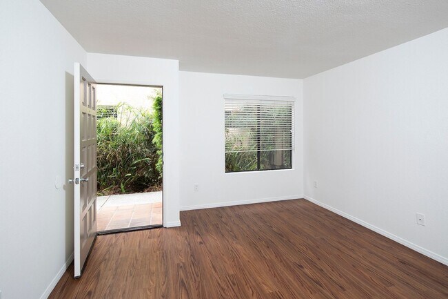 Building Photo - 3 Bed/2.5 Bath PB Townhouse - Garage, W/D,...