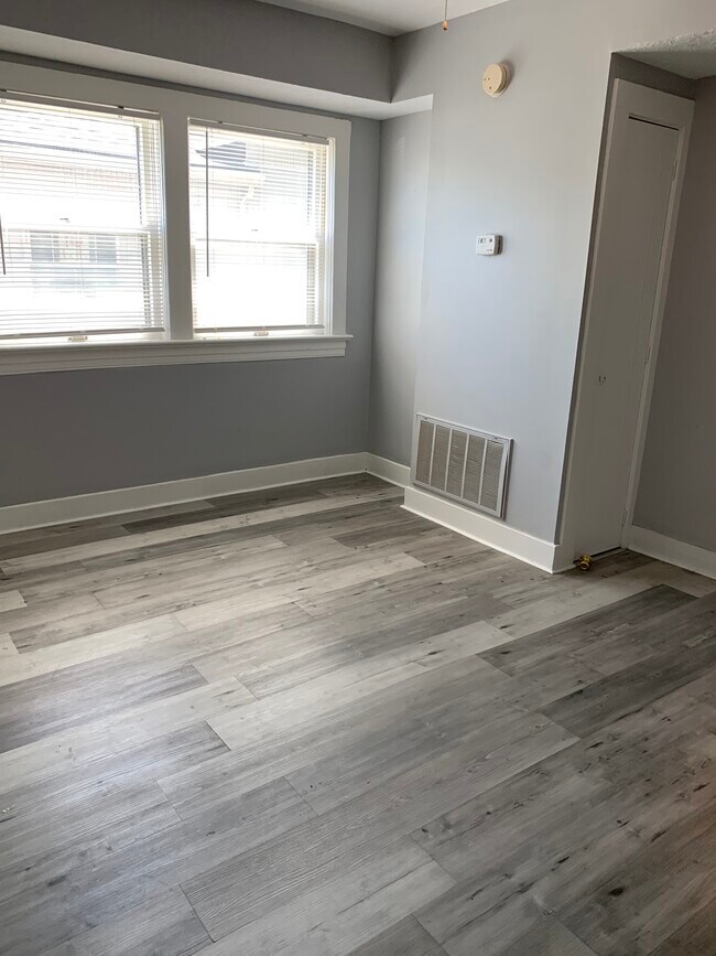 Building Photo - 2208 Crittenden Dr