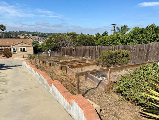 Building Photo - Country Charmer w/ Views Galore!