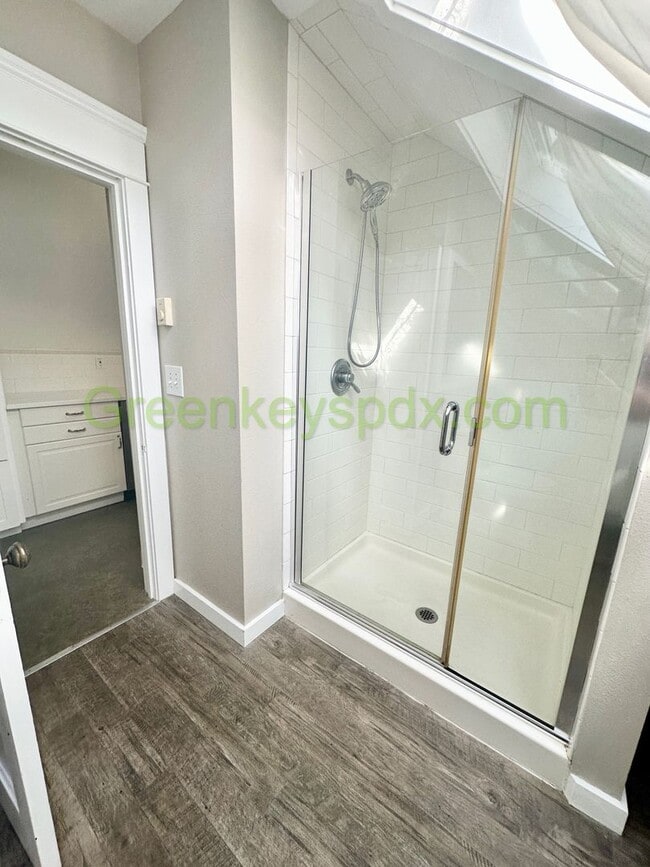 Building Photo - Gorgeous 1 Bedroom 1 Bath Top Floor Unit i...