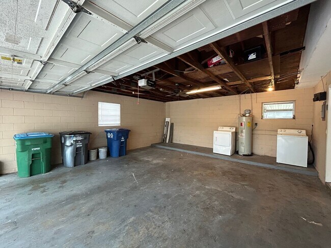 Building Photo - 3BR/2BA Single Family Home with Large Backyard in Winter Park!