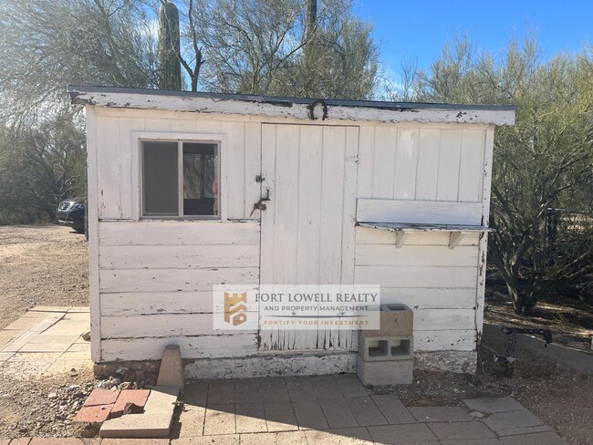 Building Photo - 2 Bed/1 Bath Washer and Dryer/Private Yard