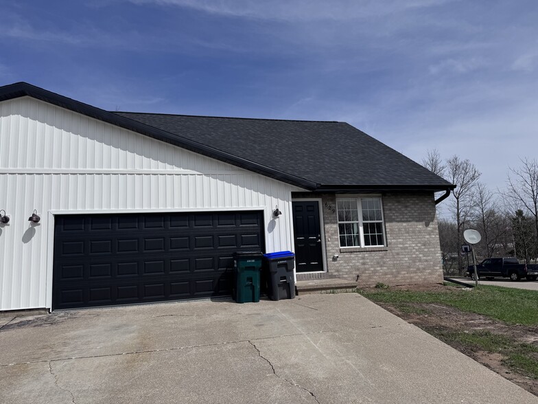 Building Photo - 629 E Pine St