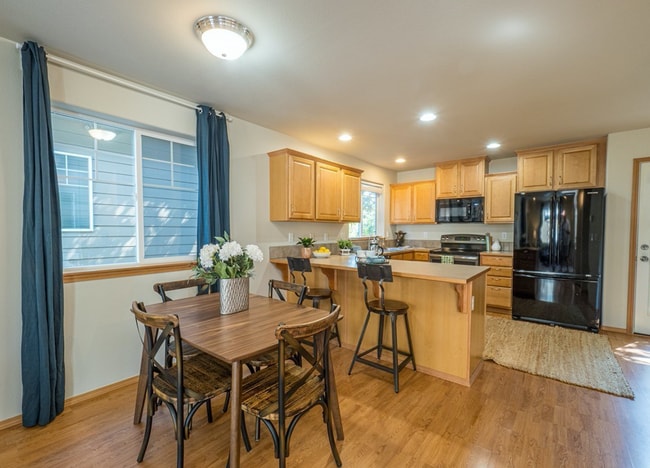 Building Photo - Bright and Modern 3bed Home in Perfect Location